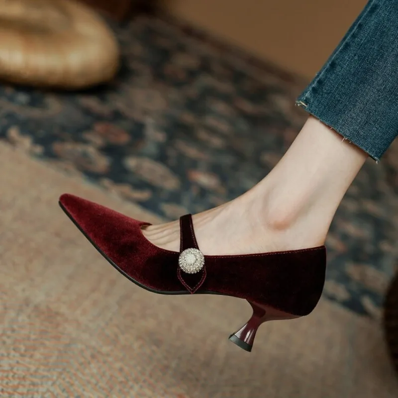 Womens Heels - รองเท้าส้นเข็มแบบแมรี่เจนหัวแหลมสีไวน์แดง สไตล์วินเทจสำหรับผู้หญิง แบบหัวเข็มขัดเดียว รองเท้าส้นสูงหัวแหลมแบบกำมะหยี่