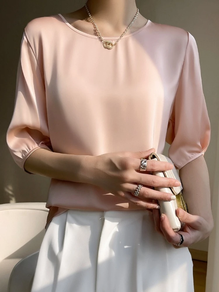 Silk Blouse - เสื้อผ้าสตรีฤดูร้อนใหม่ เสื้อเบลาส์ผ้าไหมซาตินเรียบหรู เสื้อเชิ้ตสำหรับใส่ทำงาน สีพื้นเรียบลื่น คอกลม เสื้อผู้หญิง