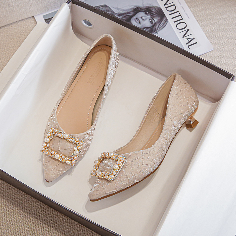รองเท้าส้นเตี้ยหัวแหลมผ้าซาติน - Womens Heels บทวิจารณ์และราคา